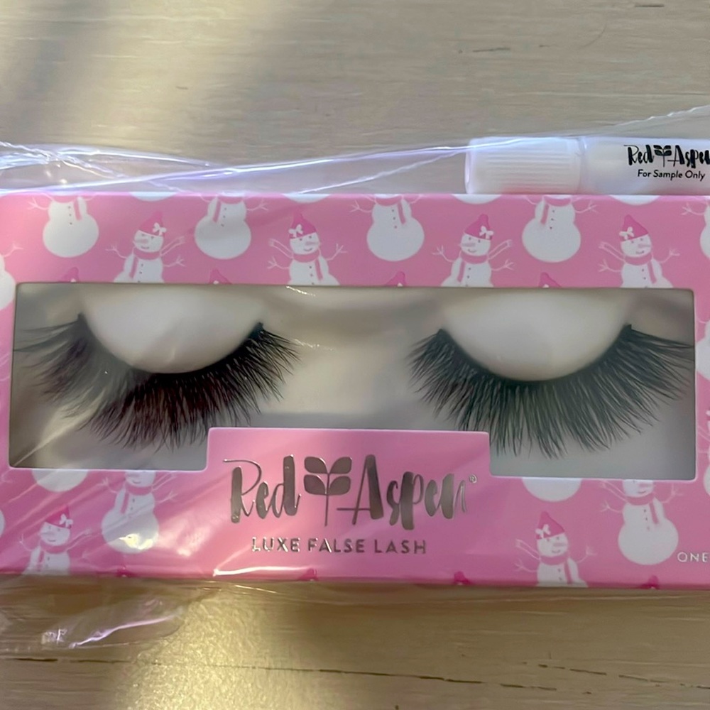 Red Aspen Let's Build a Snow woman  False Lashes